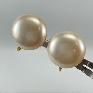 Vintage Marvella Gold Tone Faux Off White Pearl Screw Back Clip On Earrings